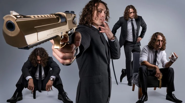 职业杀手:Aaron职业杀手灵感来源于《低俗小说》《疾速追杀》和你最喜欢的致命但潇洒的动漫杀手。这个参考包充满了有魅力的角色姿势和动态角度，配备多种杀手道具，包括多把枪和武士刀，内含丰富的复杂手部参考。538 张照片+PDF-虚幻之初